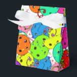 Pickleball Party Confetti- en Pickleball-ballonnen Bedankdoosjes<br><div class="desc">Festive pickleball party cadeau-tas voor een draagtas voor elke pickleball speler met kleurrijke confetti- en pickleball-ballonnen op een witte achtergrond. Blauwe, rode, heldere groene, gele, roze en paarse ballonnen gemaakt van pickleballballen. Colorful pickleball-thema verjaardag, verjaardag, dankjewel, einde-van-rec-seizoen feest, felicitaties, een cadeaudoos voor wedstrijdcadeautjes voor je pickleball-liefhebbende moeder, vader, oom, tante,...</div>