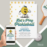 Pickleball Party Funny Pickleball Cartoon Mascotte Kaart<br><div class="desc">Een leuke uitnodiging voor je volgende pickleball party. Design heeft een grappige retro pickleball cartoon mascotte met een pet en de woorden "Let's Play Pickleball" in een leuk lettertype. Voeg eenvoudig al uw aangepaste feestdetails toe. Geweldig voor een volwassen of kind pickleball verjaardagsfeestje, pickleball weekend verzamelen, uitje of dagelijks plezier....</div>