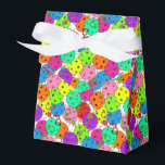 Pickleball Party Kleurrijke Ballonnen Bedankdoosjes<br><div class="desc">Festive pickleball party cadeau-tas voor een draagtas voor elke pickleball speler met kleurrijke confetti- en pickleball-ballonnen op een witte achtergrond. Blauwe, rode, heldere groene, gele, roze en paarse ballonnen gemaakt van pickleballballen. Colorful pickleball-thema verjaardag, verjaardag, dankjewel, einde-van-rec-seizoen feest, felicitaties, een cadeaudoos voor wedstrijdcadeautjes voor je pickleball-liefhebbende moeder, vader, oom, tante,...</div>