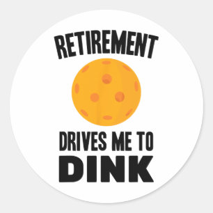 Pickleball - Pensioen drijft me tot drinken - Badm Ronde Sticker