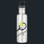 Pickleball Persoonlijke scriptnaam op Waterfles<br><div class="desc">Aangepaste pickleball-waterfles met een peddel- en kogelmonogram en aangepaste naam of tekst in een elegant modern calligrafiescript handtekeningmonogram. Geweldig geschenk voor vrouwen en meisjes,  jongeren of tieners pickleball-speler met een strak en subtiel meisje-vrouwelijk uiterlijk en een modern en minimaal design op een handig cadeau op het gebied van pickleball.</div>