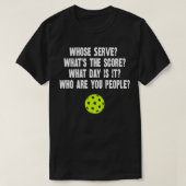 Pickleball Phrases wiens serve Funny Pickleball Gi T-shirt (Design voorkant)