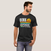 Pickleball Player Dink op verantwoorde wijze geen T-shirt (Voorkant volledig)