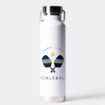 Pickleball Player Gift Peace Love and Pickleball Waterfles<br><div class="desc">Het perfecte cadeau van de pickleball speler. Deze waterfles van hoge kwaliteit met gestreepte paddles en de uitdrukking "Vrede,  Liefde & Pickleball" zullen een verklaring afleggen op de rechtbank. In blauwe,  groene en gele. Deel van een collectie van Parcel Studios.</div>