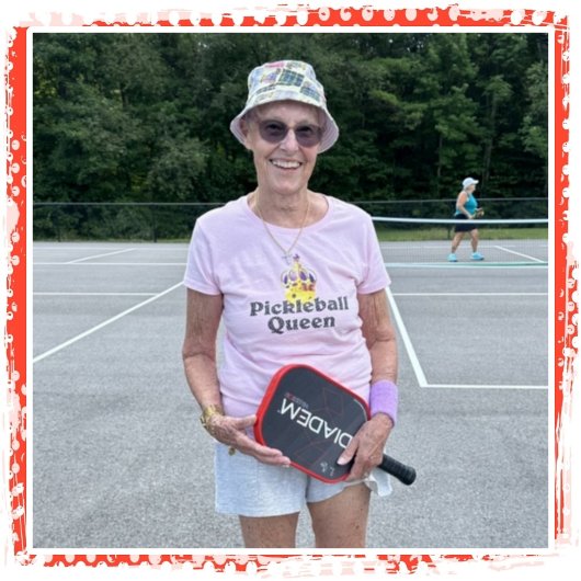 Pickleball Queen - Gele Pickleball Wearing Crown T-shirt