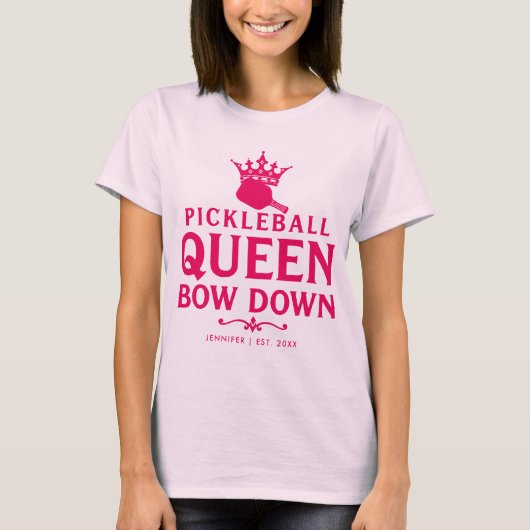 Pickleball Queen Pink gepersonaliseerde gift Grapp T-shirt (Voorkant)