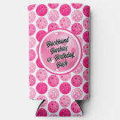 Pickleball Roze en Wit Gepersonaliseerde Verjaarda Seltzer Blikjeskoeler (Voorkant)