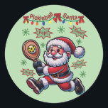 Pickleball Santa Claus Christmas Ronde Sticker<br><div class="desc">Stap in de vakantiestemming met een speelse draai - introduceer Pickleball Santa! Dit feestelijke ontwerp is voorzien van de Kerstman in actie, de handel in zijn slee voor een pickleball paddle en klaar om te dienen wat vakantie juichen. Of hij nu de bal over het net slaat of pronkt met...</div>