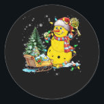 Pickleball Sneeuwman Santa Hat Lights Christmas Pi Ronde Sticker<br><div class="desc">Je Pickleball-peddels en -ballen uit de tas. Je bent klaar voor een Pickleball wedstrijd op de rechtbank. Buiten of binnenshuis, novice of pro, jong of gepensioneerd, dink alleen maar naar de VS, maar gooi op verantwoorde wijze... Dit grappige T-shirt met pickleball maakt een geweldig t-shirt voor elke pickleball speler of...</div>