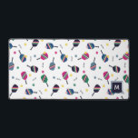 Pickleball Speciaal Monogram Blauw Groen Roze Bureaumat<br><div class="desc">Deze gepersonaliseerde,  monogram bureaumat heeft een levendig,  leuk patroon met gestreepte pickleball peddels,  ballen en het woord "dink!". In tinten blauw,  groen,  roze en geel. Maakt een prachtig cadeau! Onderdeel van een collectie van Parcel studios.</div>