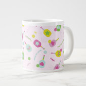 Pickleball Speler Gift voor Haar Roze Gepersonalis Grote Koffiekop (Voorkant rechts)