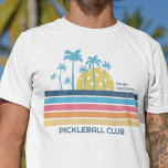 Pickleball Sunset Cool Retro Stripes Aangepaste te T-shirt<br><div class="desc">Super cool Pickleball T-shirt met een pickleball "zonsondergang" en retro strepen. Voeg twee regels aangepaste tekst toe - de naam van uw pickleball club, locatie, teamnaam of pickleball gezegde. Maakt een perfect cadeau voor een pickleball vriend, moeder, vader of krijg twee shirten - een voor jou en een voor je...</div>
