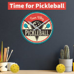 Pickleball Team Player Name Monogram Ronde Klok<br><div class="desc">Tijd voor Pickleball!  kleuren en  ontwerp. Met een pickleball- en pickleball-peddels. Ideaal voor elke pickleball fan,  een leuke manier om je liefde voor de sport te shows. Monogrammed met naam of teamnaam.</div>