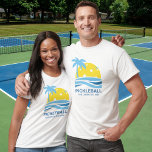 Pickleball Tropical Palm Tree Sun Je aangepaste te T-shirt<br><div class="desc">Een leuk pickleball-shirt met een pickleball "zon" omgeven door een tropische palmboom en blauwe oceaangolven. Voeg hieronder uw aangepaste tekst toe - naam van de club, weekenddatum/locatie van de pickleball, naam van het toernooi, spelernamen, enz. Maakt een perfect cadeau voor elke pickleball speler - Draag als overeenkomende t-shirts voor het...</div>