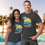 Pickleball Tropical Palm Tree Sun Je aangepaste te T-shirt<br><div class="desc">Een leuk pickleball-shirt met een pickleball "zon" omgeven door een tropische palmboom en blauwe oceaangolven. Voeg hieronder uw aangepaste tekst toe - naam van de club, weekenddatum/locatie van de pickleball, naam van het toernooi, spelernamen, enz. Maakt een perfect cadeau voor elke pickleball speler - Draag als overeenkomende t-shirts voor het...</div>