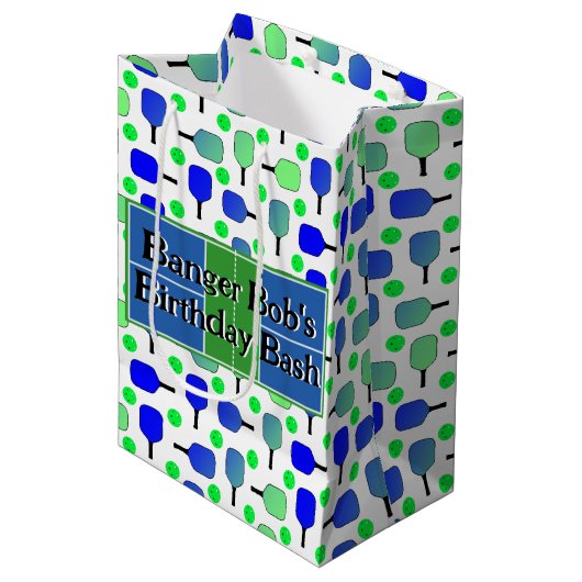 Pickleball Verjaardag Blauw Groen Paddle Ball Bang Medium Cadeauzakje (Voorkant Gekanteld)