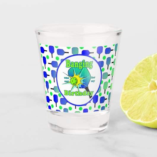 Pickleball Verjaardag Blauw Groen Paddle Ball Bang Shot Glas (Voorkant)