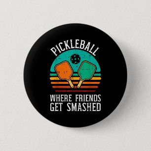 Pickleball waar vrienden pickle bal worden geslage ronde button 5,7 cm