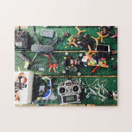 Picnic Table met Drones en Graffiti Legpuzzel (Horizontaal)