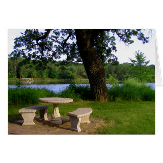 Picnic tafel zomerlunch nabij de rivier