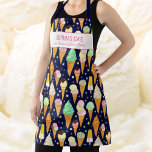 PictCone Cone Pattern Cute Cute Custom Name Text Schort<br><div class="desc">Vun-platform met een patroon van ijskegels en twee regels aangepaste tekst. Voeg de naam van een persoon toe,  de naam van een restaurant- of ijswinkel of verwijder de tekst en de rechthoek en gebruik gewoon het patroon. Ideaal voor verjaardagsfeestjes,  café-eigenaars,  knappende chef-koks,  gastschenkingen of iedereen die van ijs houdt.</div>