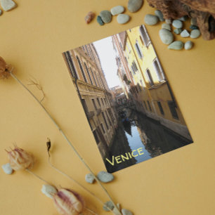 Picturesque Alley in Venetië, Italië met Gondola Briefkaart