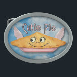 Pie in de Sky Retro Winged Cutie Gesp<br><div class="desc">Deze schattige riemgesp shows een taart in de lucht op een blauw bewolkte hemelachtergrond met een grunge-effect toegevoegd om het er antiek uit te laten zien, naast de woorden "Cutie Pie" in een retro-stijl. De taart heeft een lachend gezicht en lichtroze vleugels. Het bestaat uit onderdelen van afbeeldingen, maar is...</div>