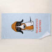 Piebald Teckel Hond met Pet en aangepaste tekst Strandlaken (Voorkant)