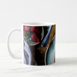 PIEKENLAND VAN KABELS OP ROND GRAY CERAMIC BORD KOFFIEMOK