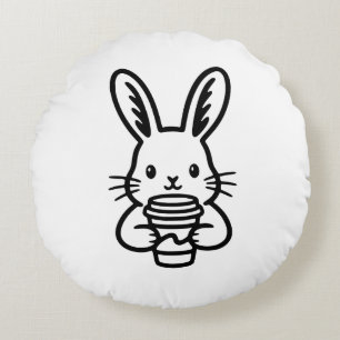 Piepend konijn met koffiekopje rond kussen