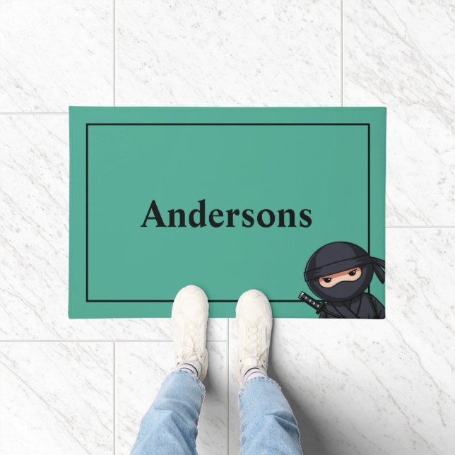 Piepkleine ninja op groen deurmat (Binnen)