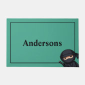 Piepkleine ninja op groen deurmat (Voorkant)