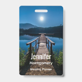 Pier bij nacht onder een volle maan badge