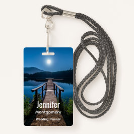 Pier bij nacht onder een volle maan badge