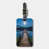 Pier bij nacht onder een volle maan bagagelabel (Voorkant verticaal)