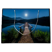 Pier bij nacht onder een volle maan groot cadeauzakje (Voorkant)