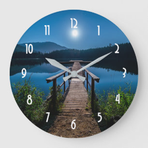 Pier bij nacht onder een volle maan grote klok