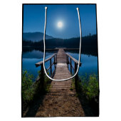 Pier bij nacht onder een volle maan medium cadeauzakje (Achterkant)