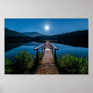 Pier bij nacht onder een volle maan poster
