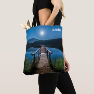 Pier bij nacht onder een volle maan tote bag