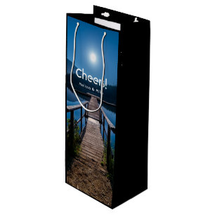 Pier bij nacht onder een volle maan wijn cadeautas