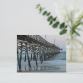 Pier en golven = Oak Island, NC Briefkaart (Staand voorkant)