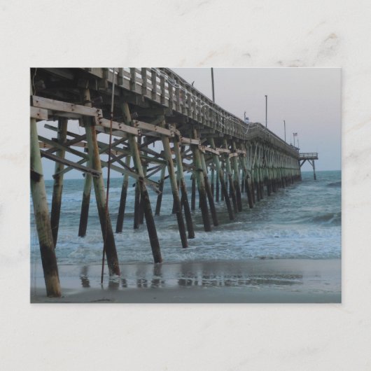 Pier en golven = Oak Island, NC Briefkaart (Voorkant)