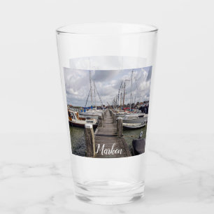Pier met boten en jachten in Marken Nederland Glas