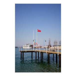 Pier met uitzicht van de marine met jacht in Turki Perfect Poster