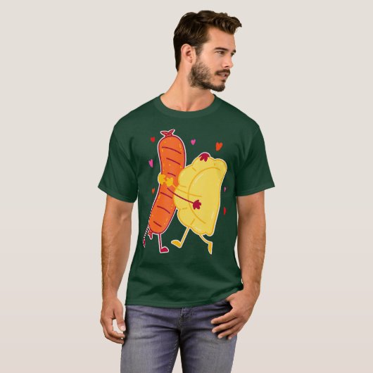 Pierogi en Kielbasa Pools voedsel I Funny Food T-shirt (Voorkant volledig)
