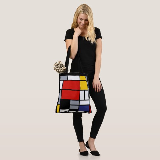 Piet Mondriaan, samengesteld met grote rode vlakte Tote Bag (Op model)