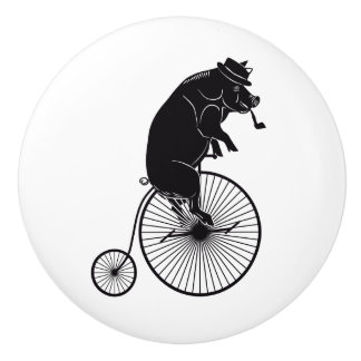 Pig of Hog Riding a Penny Farthing Bike Keramische Knop