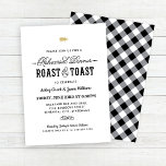 Pig Roast and Toast Gold Wedding Rehearsal Dinner Kaart<br><div class="desc">Stijlvolle en elegante barbecue,  de zogenaamde "Pig Roast & Toast" huwelijksrepetitie,  biedt een klein gouden kleurig varkensmotief,  stijlvolle aangepaste tekst in roestend,  script en moderne stijllettertypen,  een scroll design accent,  en een aanvulling op zwart-wit gingham plaid patroon op de achterkant van de kaart. Ideaal voor een gesofisticeerde 'backyard' zomerkamp.</div>