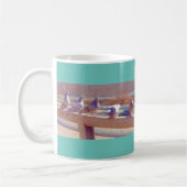 Pigeons in een rij op een brug koffiemok (Links)